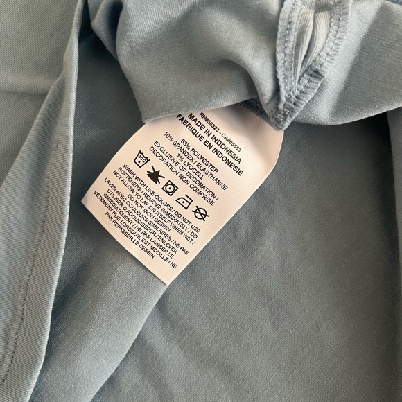 Nike women’s Training shirt size medium . New with tags! - Picture 4 of 4